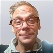 Prof. de Wordpress en visioconférence, proche de vous, calme.
